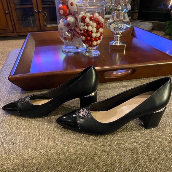 Tommy Hilfiger Black Patent Leather Pumps - New - Picture 4 of 4